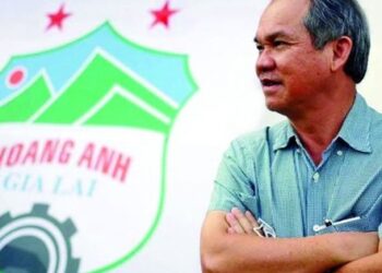 Lần đầu tiên trong lịch sử, bầu Đức đổi tên CLB HAGL và chấp nhận đứng sau thương hiệu khác: Tương lai sẽ ‘bán mình’ cho bầu Thuỵ?