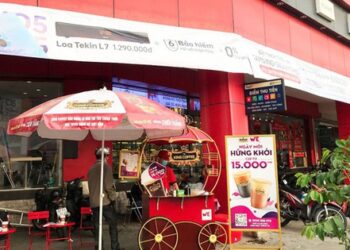 Không bỏ lỡ “cuộc chiến vỉa hè”, các ông lớn Highlands, Trung Nguyên, King Coffee,… cũng xuống đường bán cà phê