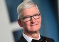 Thu nhập của Tim Cook giảm sâu