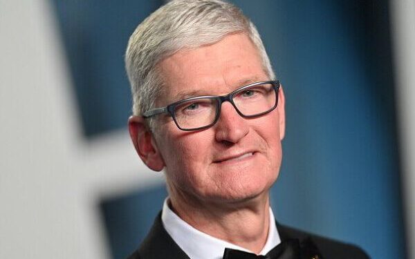 Thu nhập của Tim Cook giảm sâu