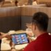 Thời của trải nghiệm khách hàng: Từ chiếc iPad thay thực đơn giấy của chuỗi 400 nhà hàng Golden Gate đến các ứng dụng công nghệ lắng nghe và AI tạo sinh