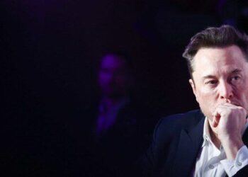 Elon Musk tăng chi 900 lần cho quảng cáo khi cổ phiếu Tesla lao dốc 30% trong năm nay