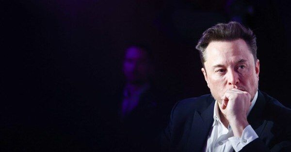 Elon Musk tăng chi 900 lần cho quảng cáo khi cổ phiếu Tesla lao dốc 30% trong năm nay