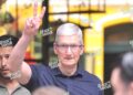 HOT: Những hình ảnh đầu tiên của CEO Apple Tim Cook tại Việt Nam – rời khách sạn 5 sao, đi cafe phố cổ