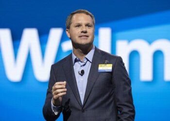 CEO Walmart nhận mức lương ‘khủng’ gấp 976 lần nhân viên