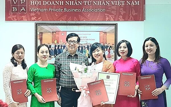 Hội Doanh nhân Tư nhân Việt Nam kết nạp hội viên Chi hội Doanh nhân xúc tiến thương mại quốc tế