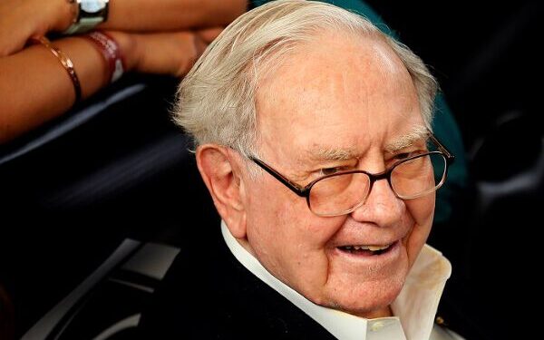 Warren Buffett hé lộ hai khoản đầu tư mới cùng thời gian thoái bớt vốn khỏi Apple