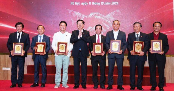 Chuyên Gia Trong Ngành 4 Hội Doanh nhân Tư nhân Việt Nam vinh danh các tổ chức, cá nhân tiêu biểu