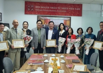 Tặng Kỷ niệm chương “Vì sự nghiệp Xây dựng và Phát triển Doanh nhân Việt Nam”