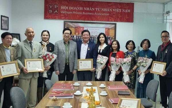 Tặng Kỷ niệm chương “Vì sự nghiệp Xây dựng và Phát triển Doanh nhân Việt Nam”