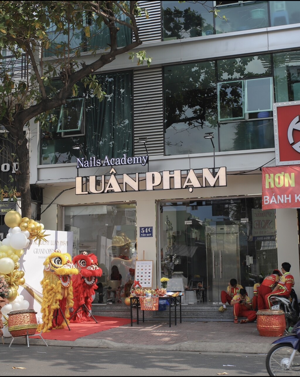 CEO Luân Phạm: Câu Chuyện Về Đam Mê, Sự Nỗ Lực và Thành Công Trong Ngành Nails 2 ceo luan pham cau chuyen ve dam me su no luc va thanh cong trong nganh nails
