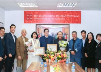 Trao tặng Kỷ niệm chương “Vì sự nghiệp Xây dựng và Phát triển Doanh nhân Việt Nam” cho Chủ tịch, Hiệu trưởng Trường Đại học Nguyễn Trãi