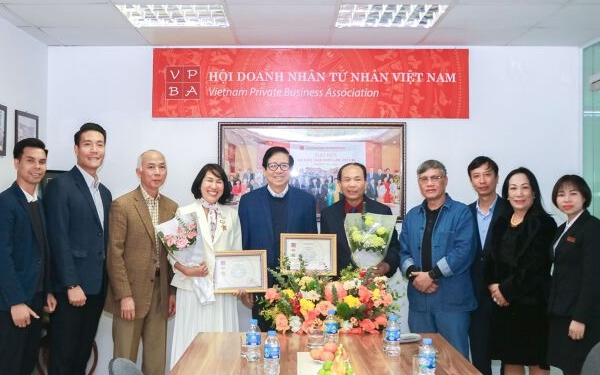 Trao tặng Kỷ niệm chương “Vì sự nghiệp Xây dựng và Phát triển Doanh nhân Việt Nam” cho Chủ tịch, Hiệu trưởng Trường Đại học Nguyễn Trãi