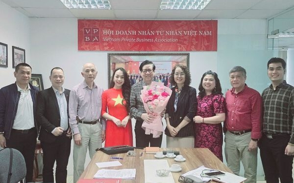 Trao quyết định công nhận lãnh đạo Chi hội Doanh nghiệp Cung ứng Khu Công nghiệp Việt Nam