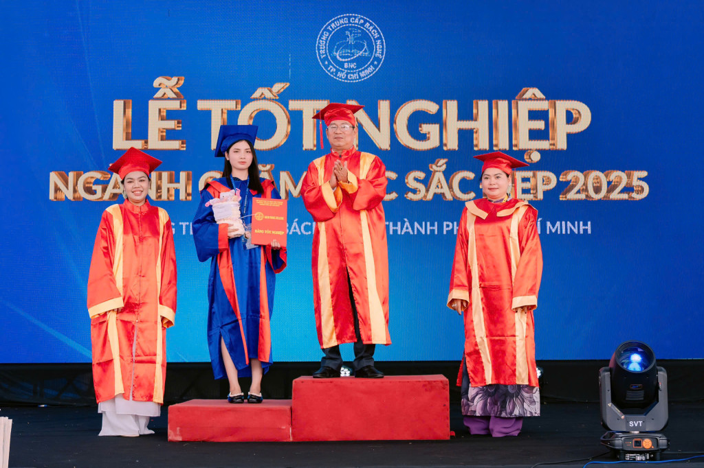 nguyen thuy nguoi dan dat the he ky thuat vien tai le ton vinh giao vien 2025 2