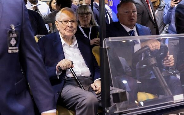 Warren Buffett đã trao đi hơn 60 tỷ USD cổ phiếu Berkshire Hathaway