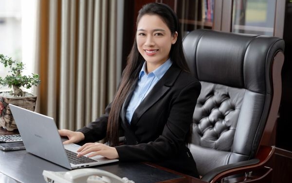 Phó TGĐ doanh nghiệp ngành thép đoạt ngôi Á hậu Mrs Grand Vietnam 2025, thành thạo tiếng Anh và tiếng Trung