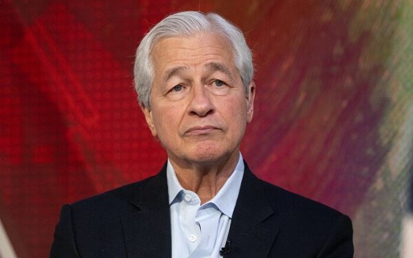 CEO JPMorgan đi ngược thị trường chung, cảnh báo Fed sẽ tăng lãi suất trở lại